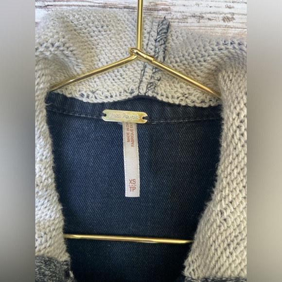 Free People dark wash/black distressed denim knit jacket Sz XS EUC - Picture 6 of 9